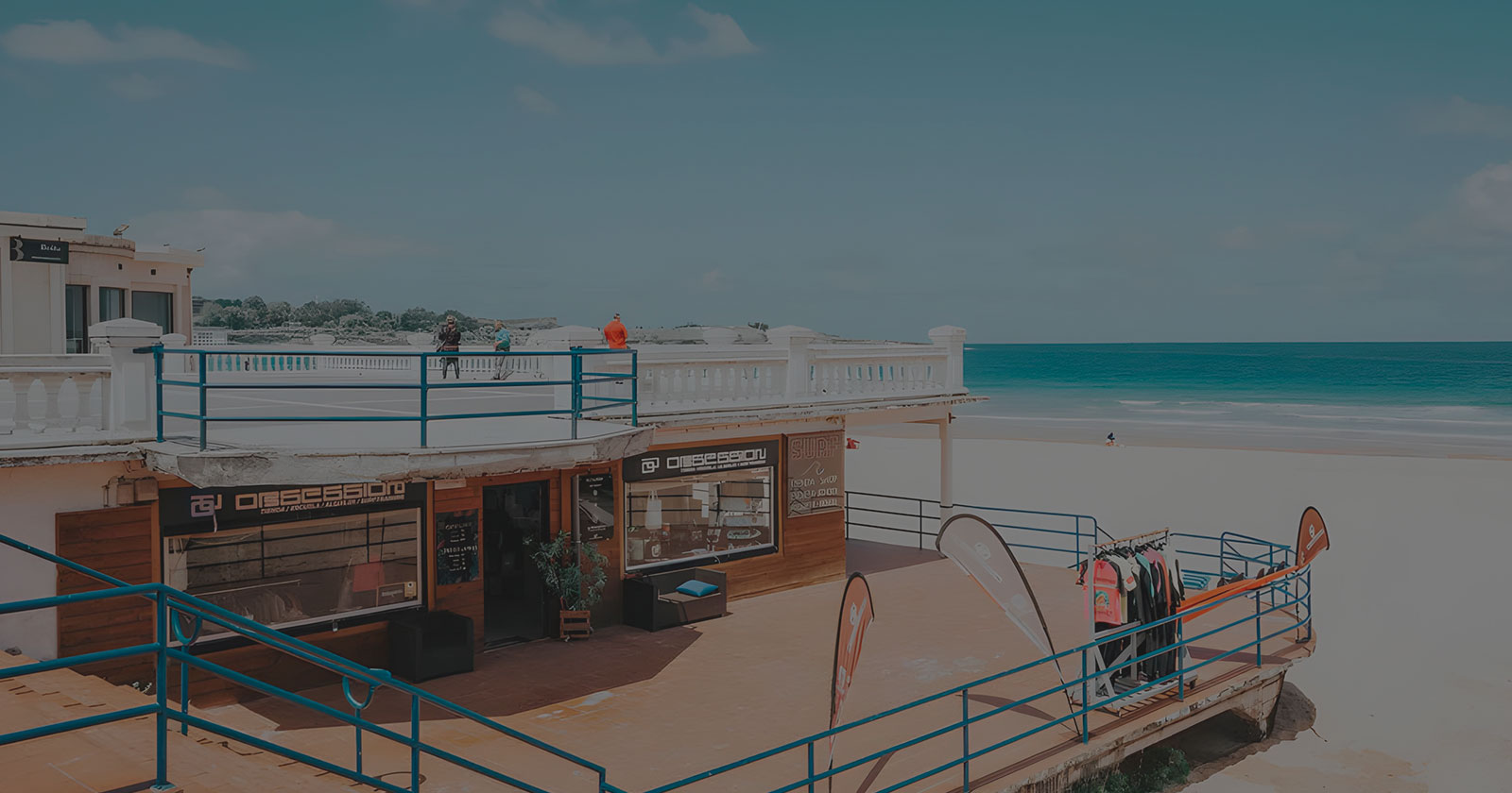 Fachada de Obsession Surf School y Areia Bowls en la Playa del Sardinero, Santander