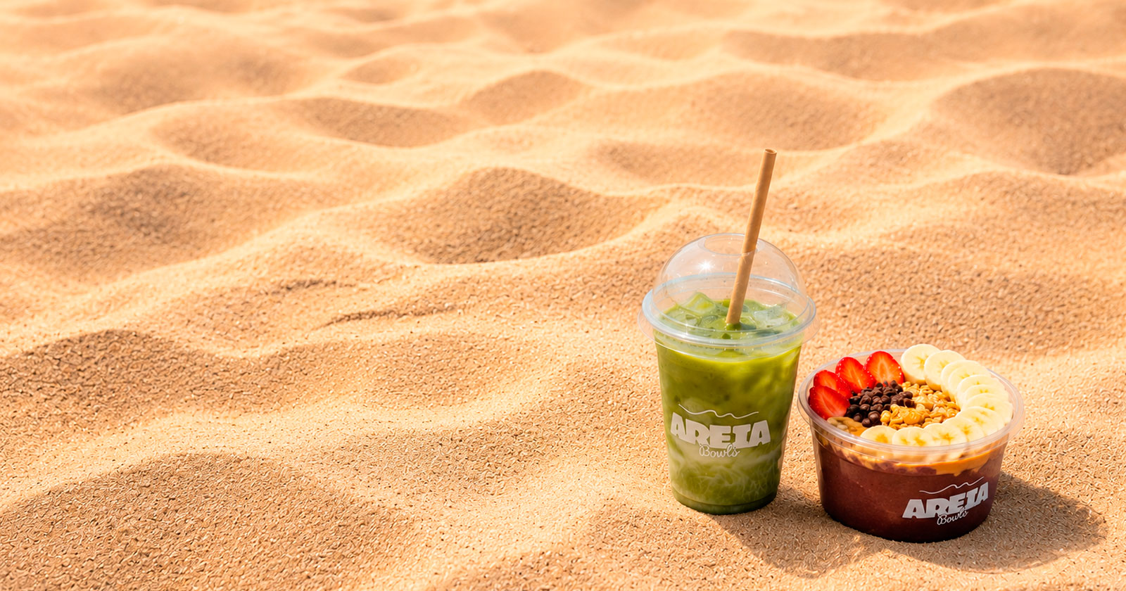 Surfista y chica disfrutando de un açaí bowl en la playa del Sardinero